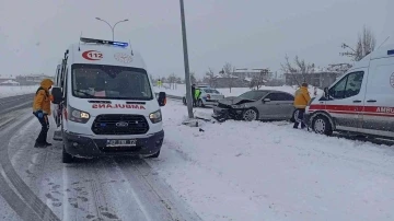 Buzlanma kazaya sebep oldu: 2 yaralı
