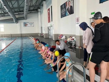 Çiçekdağı’nda yarı olimpik havuzun ilk yüzücüleri çocuklar oldu

