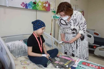 Çocuk hastanesinde tedavi gören öğrencilere karne hediyesi
