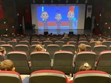 Çocuklar jandarmayla birlikte çizgi film izledi
