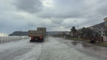 Dalgaların vurduğu sahil yolu su altında kaldı
