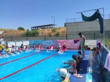 Doğanşehir’de portatif yüzme havuzu keyfi
