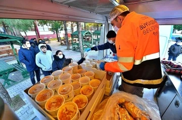 Dört noktada öğrencilere her gün 3 bin kişilik yemek
