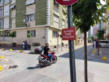 Dört yol ağzına asılan &quot;Kornaya değil frene bas&quot; yazısı dikkat çekti
