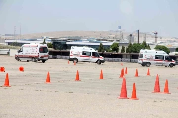 Dronla görüntülenen ambulans sürüş eğitimi nefes kesti
