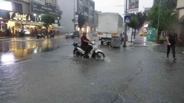 Düzce’de yağmur sokakları göle çevirdi
