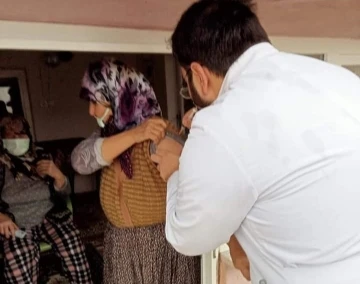 Edirne’de sağlık ekipleri ev ev dolaşarak vatandaşları Covid-19’a karşı aşılıyor
