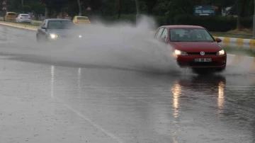 Edirne’de şiddetli yağış sonrası yollar göle döndü
