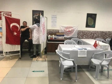 Elazığ Belediyesi ve adliye binasında aşı standı kuruldu
