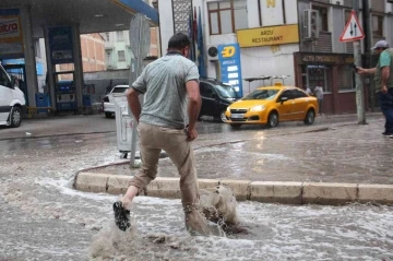 Elazığ’da sağanak yağış etkili oldu, yollar nehre döndü
