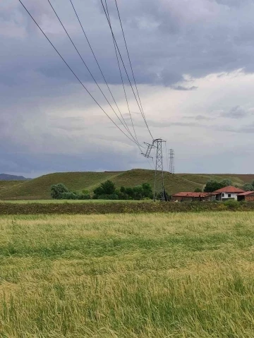 Elektrik direği rüzgara dayanamadı
