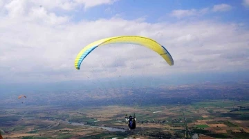 Erbaa’da yamaç paraşütü yarışları renkli görüntülere sahne oldu
