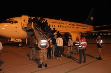 Erzurum’dan 605 Afganistan, 146 Pakistan uyruklu göçmen sınır dışı edildi
