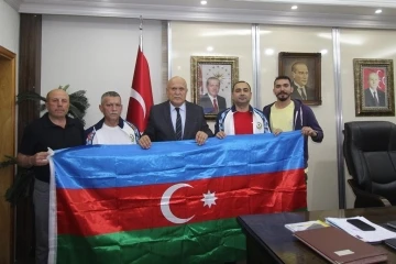 Eski boksör Başkan Pekmezci, Azerbaycanlı boksörlerle buluştu

