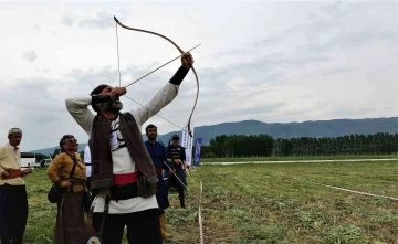 Eski havalimanında en uzak mesafeye ok atmak için yarıştılar
