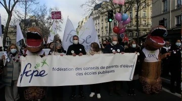 Fransa’da eğitimciler ve veliler sokağa indi