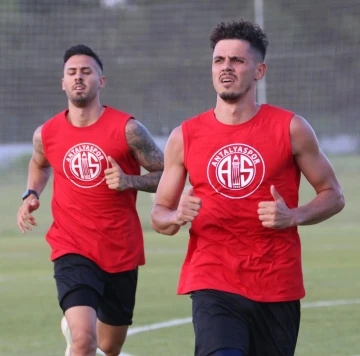 FT Antalyaspor’da Ömer Toprak ilk antrenmanına çıktı
