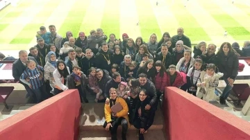 Gazeteci çocuk ve eşleri basın tribününde
