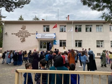 Gediz 1 Eylül İmam Hatip Ortaokulu’nda Akademik Yetenek Testi sınavı
