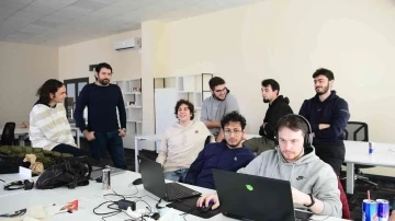 Gençler projelerini Tuzla Belediyesi Teknoloji Merkezi’nde geliştiriyor
