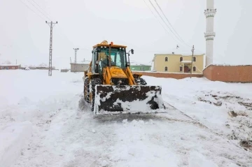 Gürpınar Belediyesinden karla mücadele çalışması
