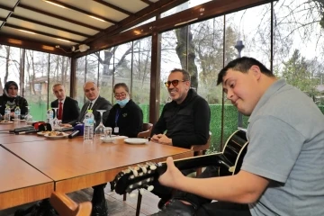 Haluk Levent, özel bireyler için mini konser verdi
