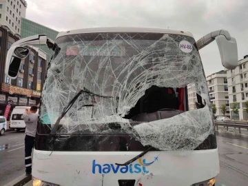 Havalimanına yolcu taşıyan otobüs kaza yapan minibüslere çarptı, o anlar kameraya yansıdı
