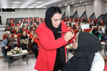 İranlı kadın kuaförlere uygulamalı eğitim
