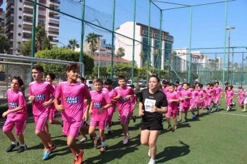 İskenderun’da geleceğin futbolcularına kadın antrenör
