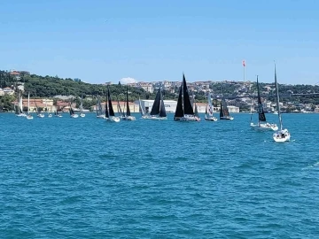 İstanbul Boğazı’nda 25. kez düzenlenen yat yarışları renkli görüntülere sahne oldu
