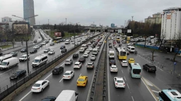 İstanbul’da kar uyarısı sonrası trafik yoğunluğu yüzde 87’ye ulaştı
