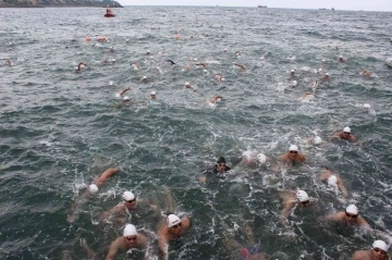 İstanbul’dan gelen 156 yüzücü, Kiraz Festivali’nde 4 kilometreye kulaç attı
