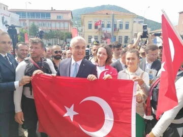 İstanbul’dan İnebolu’ya kanolarla taşınan Türk bayrağı, İnebolu Limanına ulaştı
