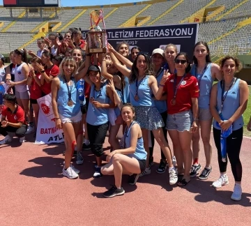 İzmit Belediyesporlu kadın atletler İzmir’den 3 şampiyonlukla dönüyor
