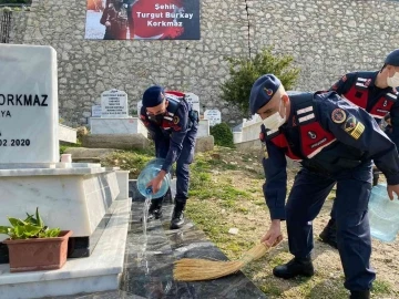 Jandarma, İdlib şehidinin kabrini temizledi
