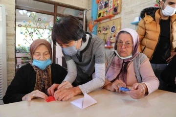 Japon öğretim üyesi Mavi Ev’de origami eğitimi verdi
