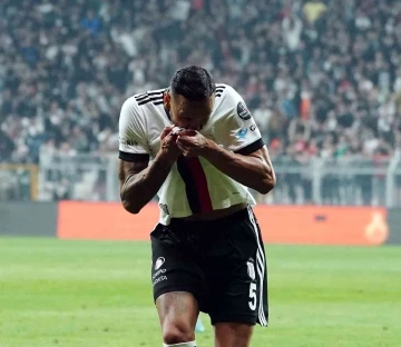 Josef golünü taraftarla kutladı
