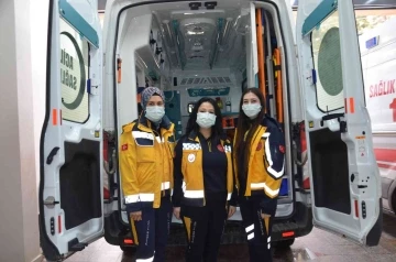 Kadın ambulans şoförü ekibiyle hayat kurtarıyor
