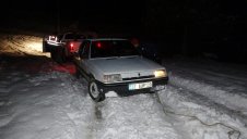  Kar gezisine çıkan 4 kişi otomobilleri kara saplanınca mahsur kaldı