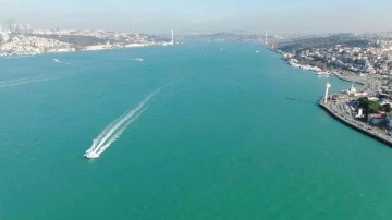 Kar ve fırtına sonrası İstanbul Boğazı turkuaz renge büründü
