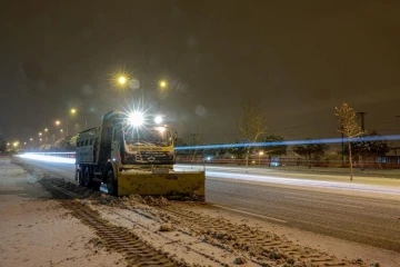 Kar yağışı nedeniyle zincirsiz ve kar lastiksiz araçlara geçiş kapatıldı
