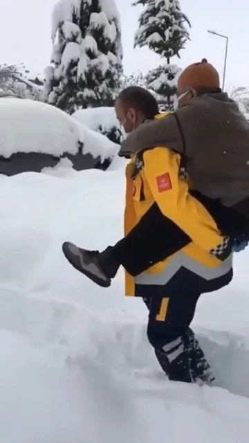 Kar yolları kapadı, sağlık görevlisi hastayı sırtında taşıdı
