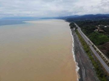 Karadeniz’in rengi değişti, görüntü şaşkına çevirdi
