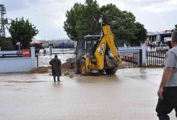 Karaman’da selin şehir merkezine ulaşmasını ekipler önledi
