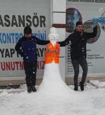 Kardan adamı giydirip birlikte halay çektiler
