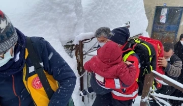 Kardan yolu kapanan köydeki hasta çocuk için tüm ekipler seferber oldu
