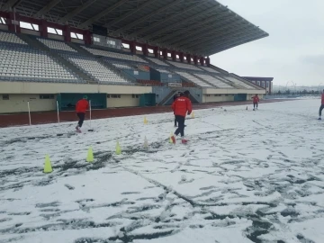 Kars 36 Spor kar altında çalıştı
