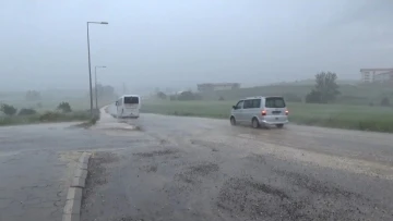 Kastamonu’da sağanak yağış, sürücülere zor anlar yaşattı

