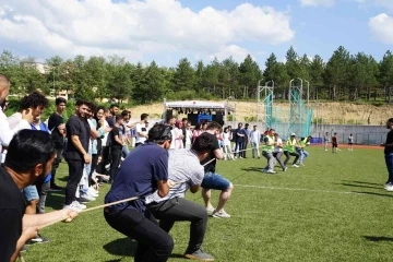 Kastamonu Üniversitesi öğrencileri Bahar Şenlikleri’nde hem yarıştı hem de eğlendi
