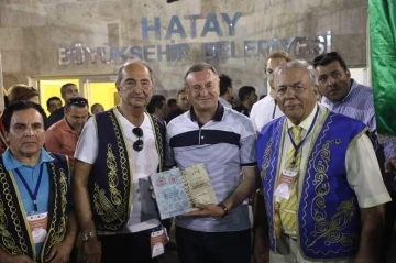 Kaya Muzaffer Ilıcak, Hatay BŞB Başkanı Lütfü Savaş’a kitaplarını hediye etti
